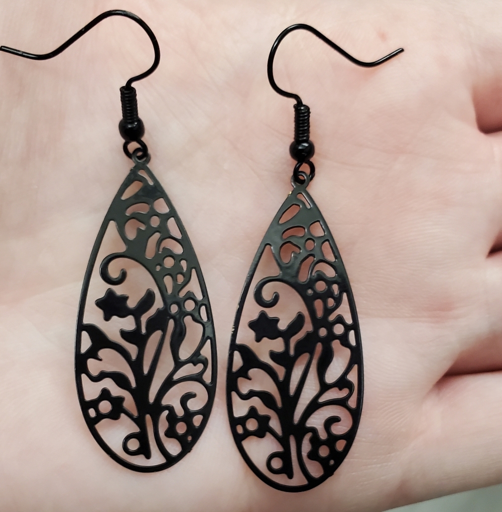 Elegant Black Filigree Earrings